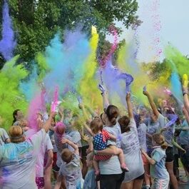 The grand finale of the 2016 event, the color throw party!